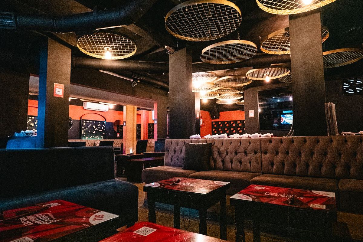 O Oásis — Lounge místico com iluminação dourada